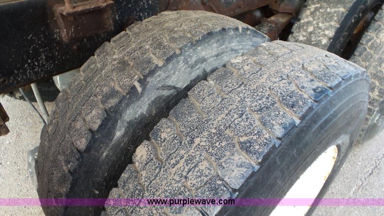 image for item J8438 1991 International 4900 seed tender truck