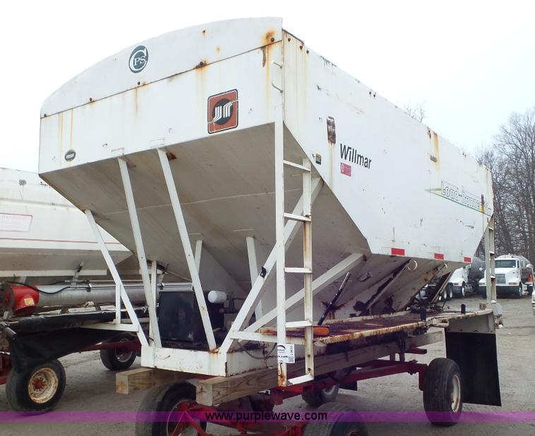 image for item J8439 Willmar Load Runner seed tender