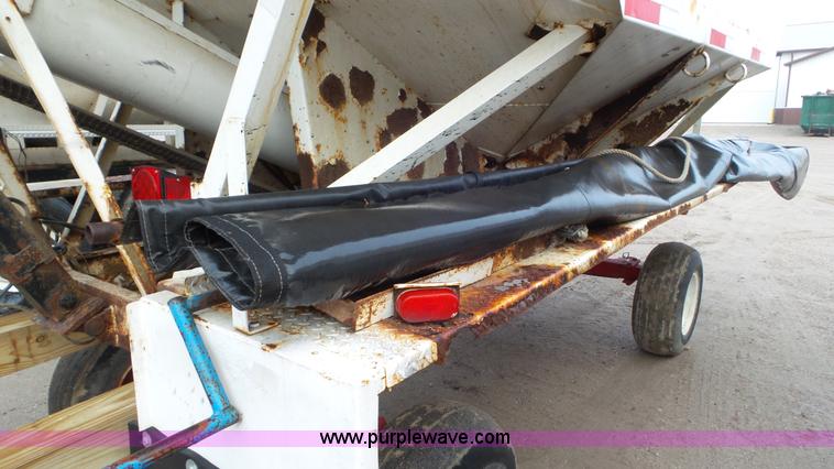 image for item J8439 Willmar Load Runner seed tender