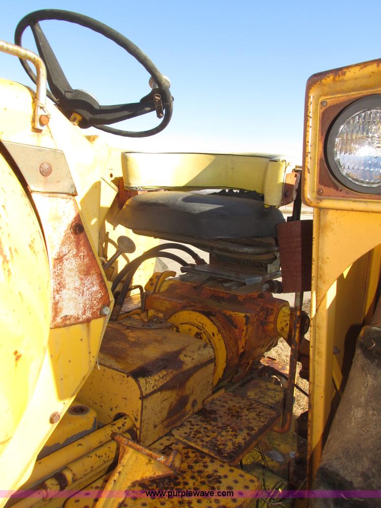 image for item J8750 1967 Minneapolis Moline G900 tractor