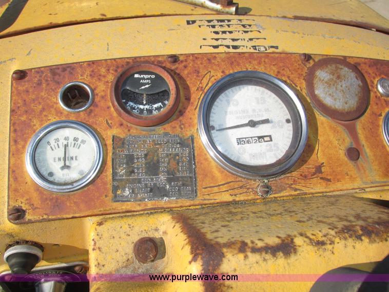 image for item J8750 1967 Minneapolis Moline G900 tractor