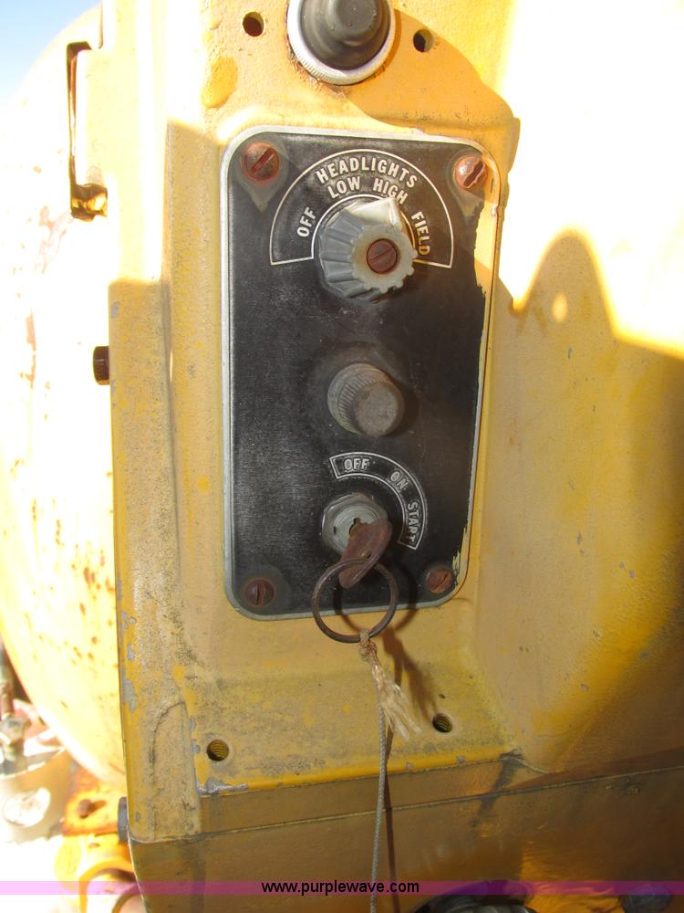 image for item J8750 1967 Minneapolis Moline G900 tractor