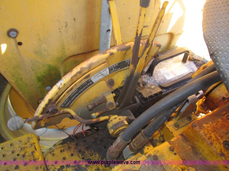 image for item J8750 1967 Minneapolis Moline G900 tractor