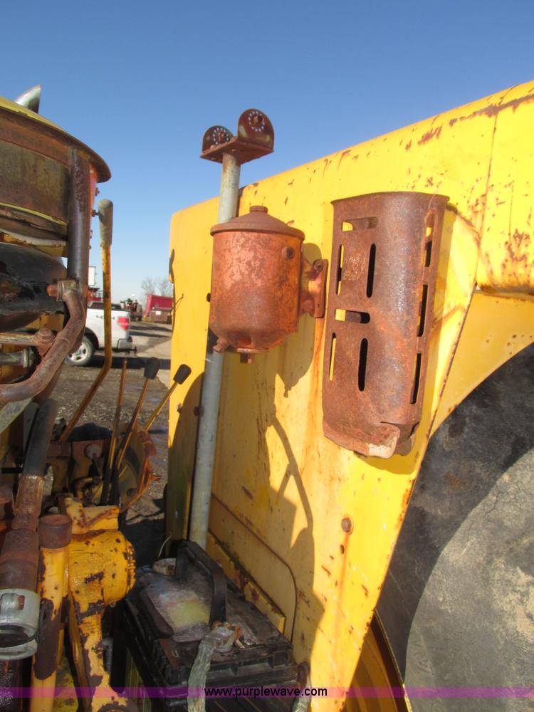 image for item J8750 1967 Minneapolis Moline G900 tractor