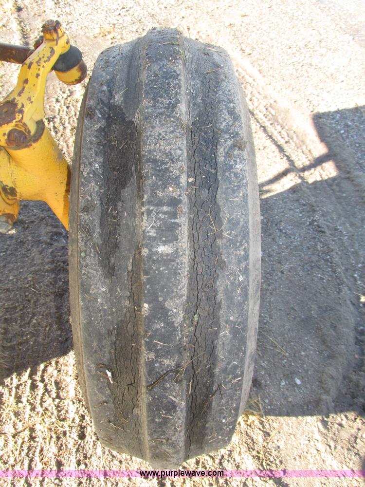 image for item J8750 1967 Minneapolis Moline G900 tractor