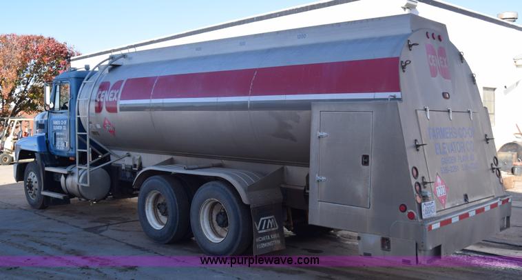 image for item K4985 1991 Mack CH613 fuel truck