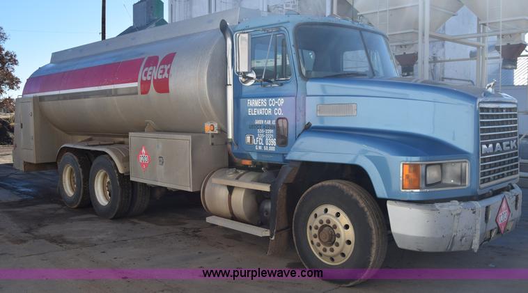 image for item K4985 1991 Mack CH613 fuel truck