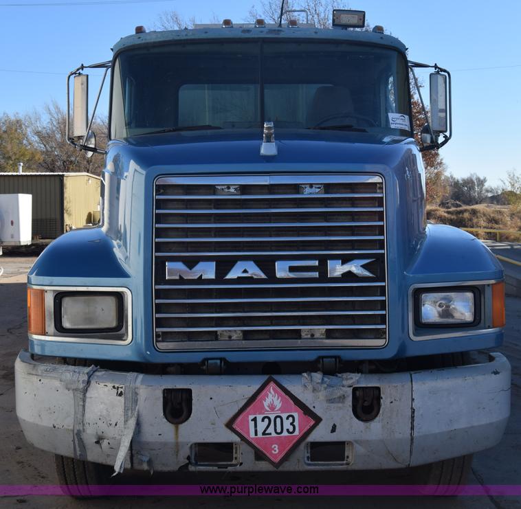 image for item K4985 1991 Mack CH613 fuel truck