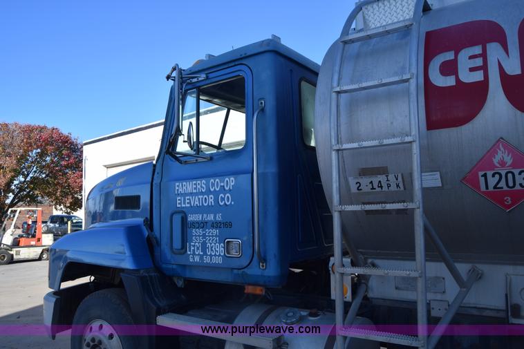 image for item K4985 1991 Mack CH613 fuel truck