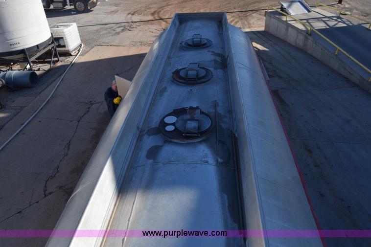 image for item K4985 1991 Mack CH613 fuel truck