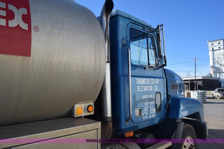 image for item K4985 1991 Mack CH613 fuel truck