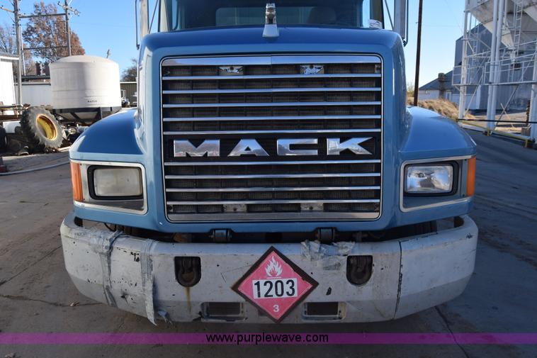image for item K4985 1991 Mack CH613 fuel truck