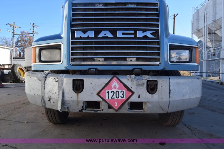 image for item K4985 1991 Mack CH613 fuel truck