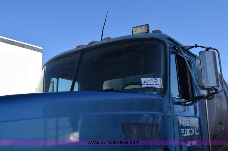 image for item K4985 1991 Mack CH613 fuel truck