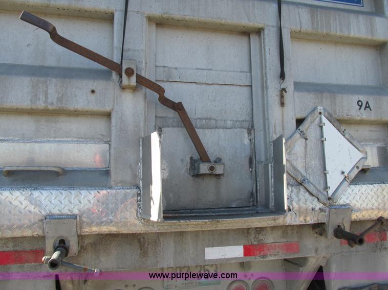 image for item K5202 1993 Mate end dump trailer