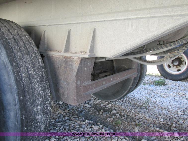 image for item K5202 1993 Mate end dump trailer