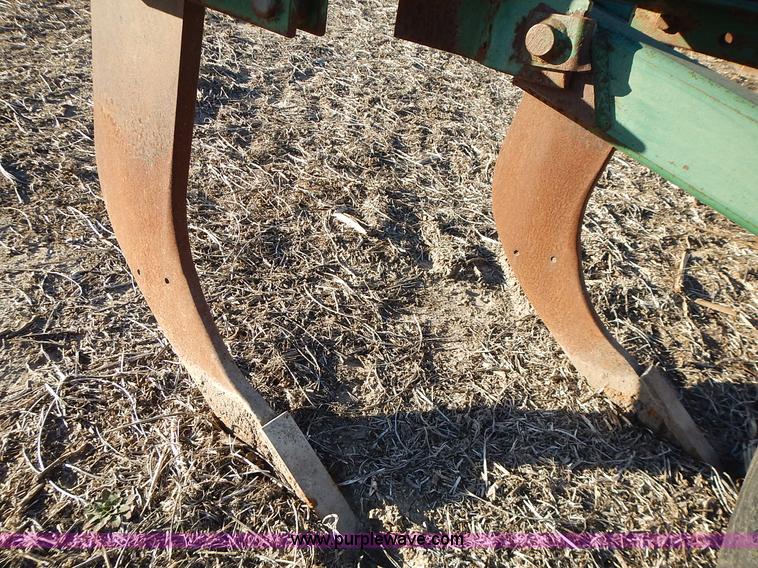 image for item L3588 John Deere 915 V ripper