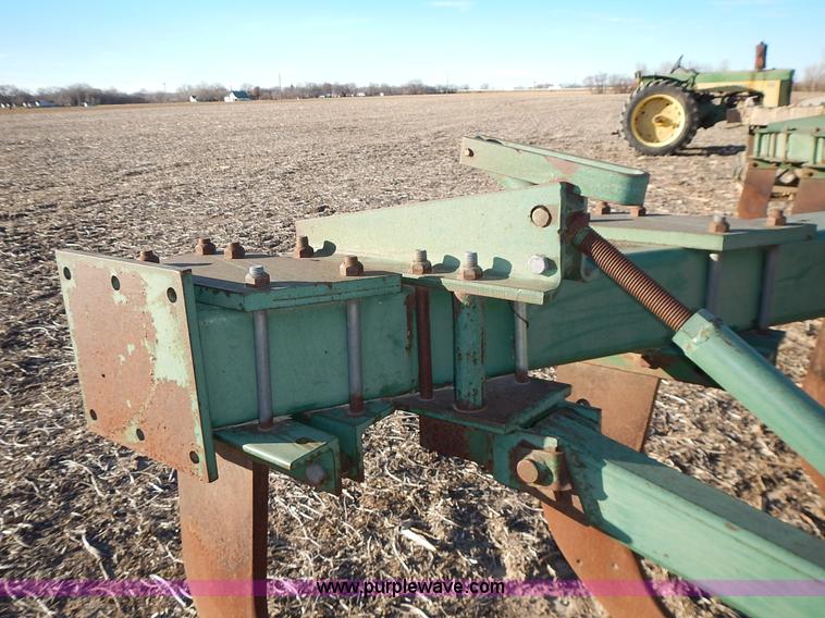 image for item L3588 John Deere 915 V ripper