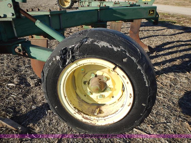 image for item L3588 John Deere 915 V ripper