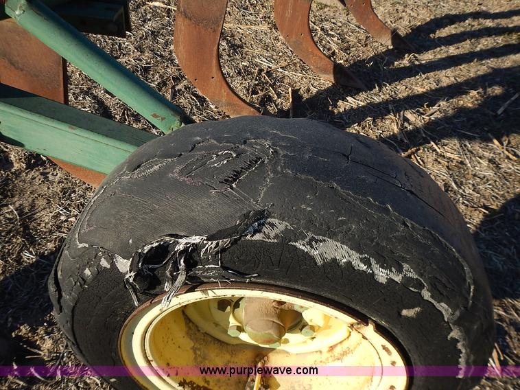 image for item L3588 John Deere 915 V ripper