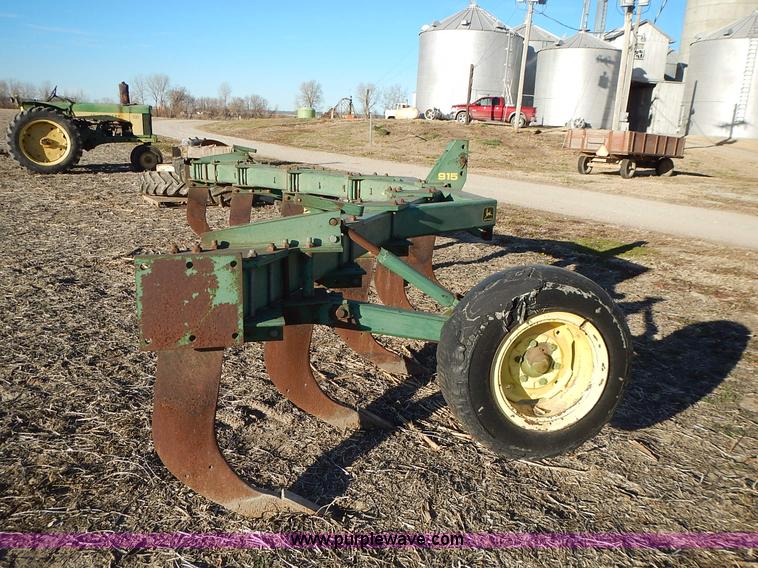 image for item L3588 John Deere 915 V ripper