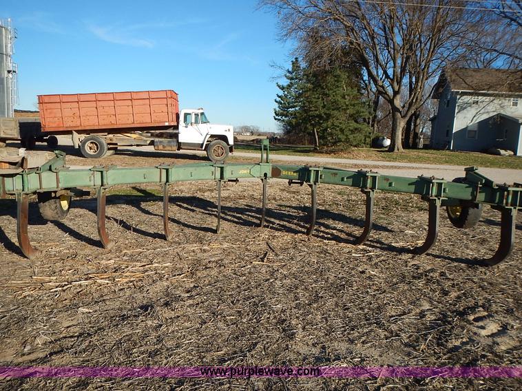 image for item L3588 John Deere 915 V ripper