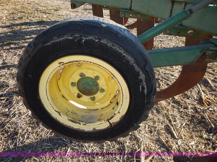 image for item L3588 John Deere 915 V ripper