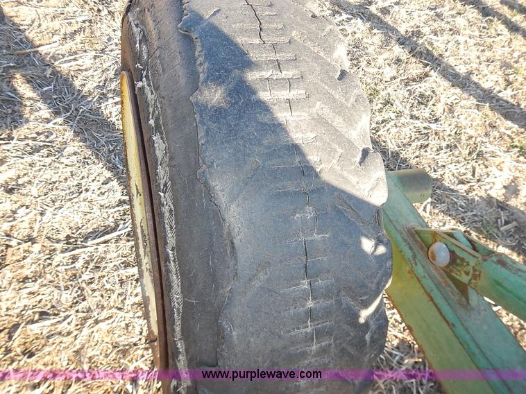 image for item L3588 John Deere 915 V ripper