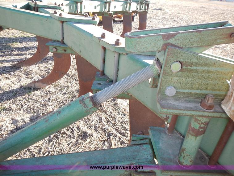 image for item L3588 John Deere 915 V ripper