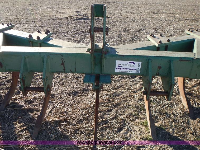 image for item L3588 John Deere 915 V ripper