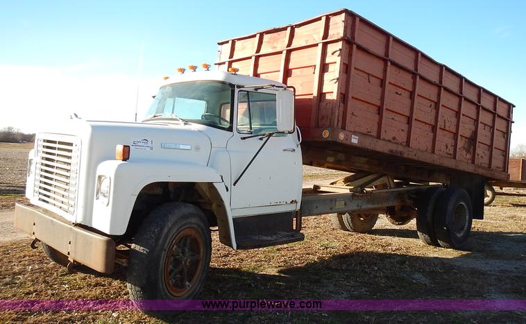 image for item L3590 1978 International Loadstar 1700 grain truck