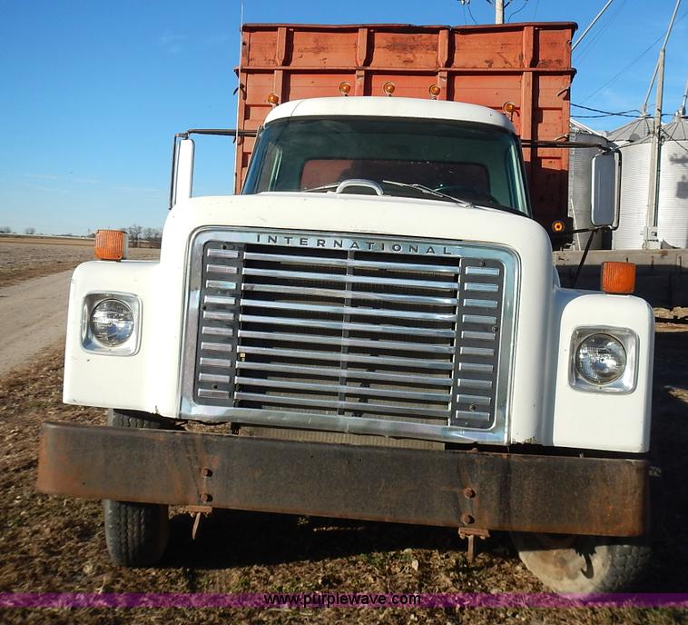 image for item L3590 1978 International Loadstar 1700 grain truck