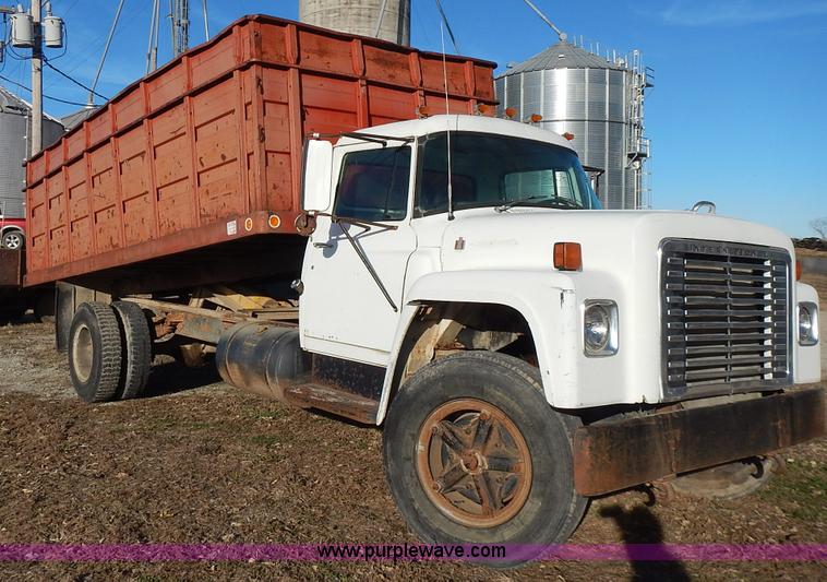 image for item L3590 1978 International Loadstar 1700 grain truck