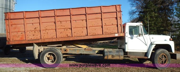 image for item L3590 1978 International Loadstar 1700 grain truck