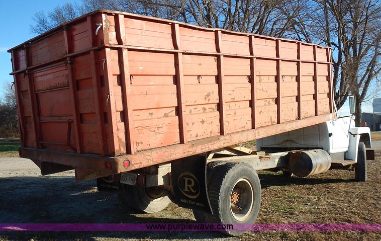 image for item L3590 1978 International Loadstar 1700 grain truck