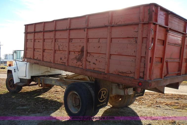image for item L3590 1978 International Loadstar 1700 grain truck