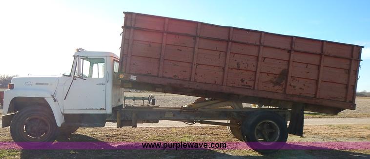 image for item L3590 1978 International Loadstar 1700 grain truck