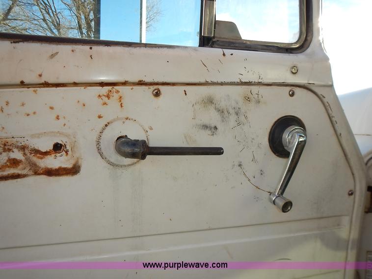 image for item L3590 1978 International Loadstar 1700 grain truck