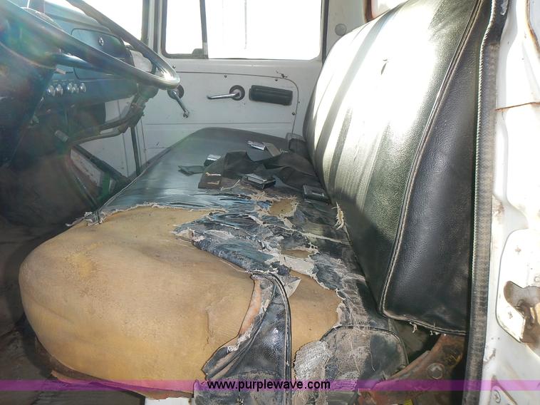 image for item L3590 1978 International Loadstar 1700 grain truck