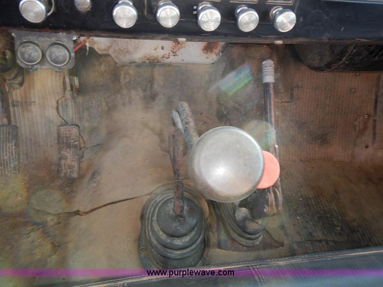 image for item L3590 1978 International Loadstar 1700 grain truck