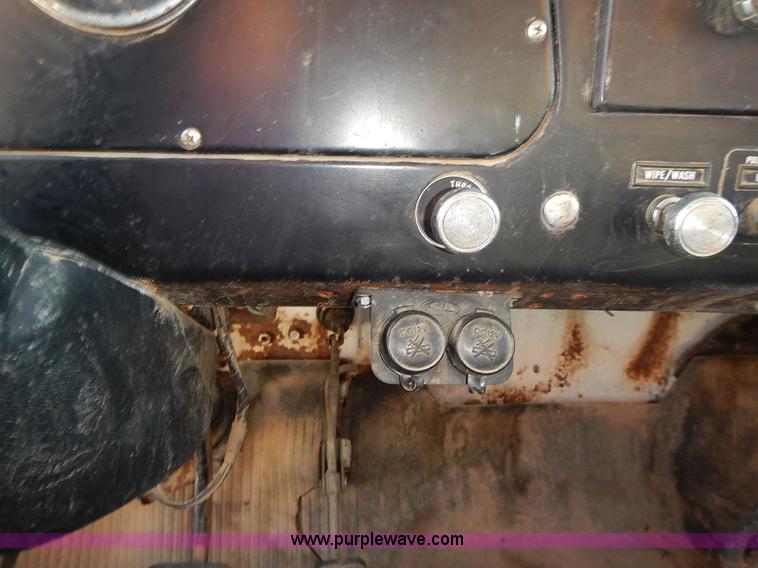 image for item L3590 1978 International Loadstar 1700 grain truck