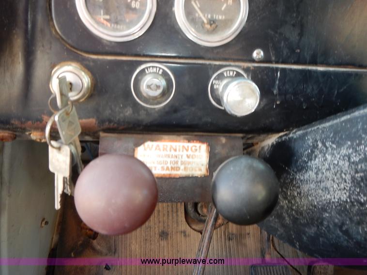 image for item L3590 1978 International Loadstar 1700 grain truck