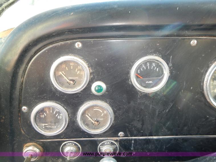 image for item L3590 1978 International Loadstar 1700 grain truck