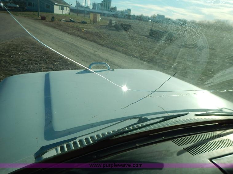 image for item L3590 1978 International Loadstar 1700 grain truck