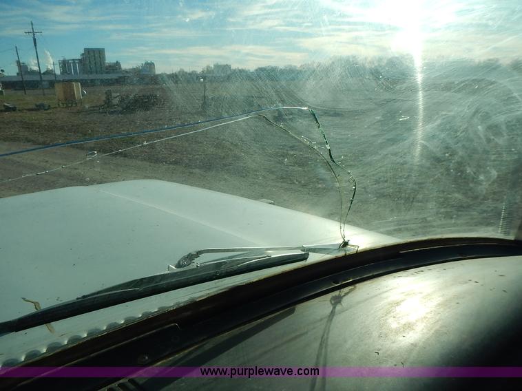 image for item L3590 1978 International Loadstar 1700 grain truck