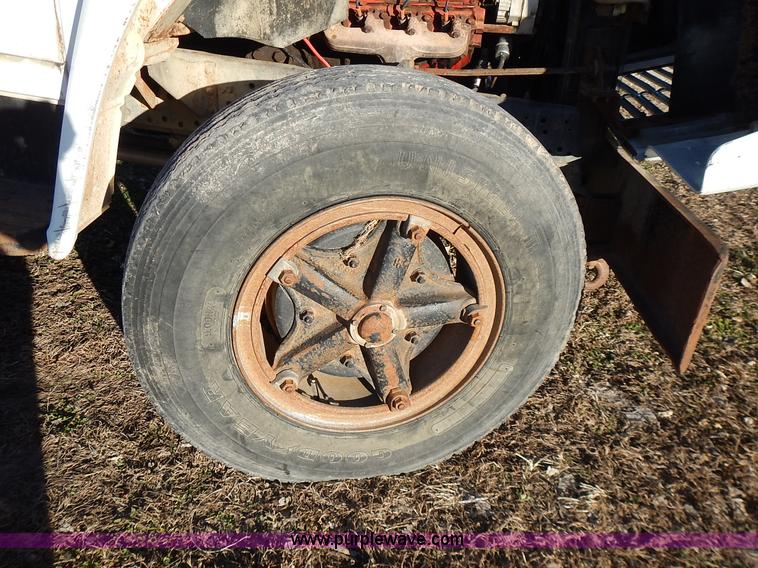 image for item L3590 1978 International Loadstar 1700 grain truck