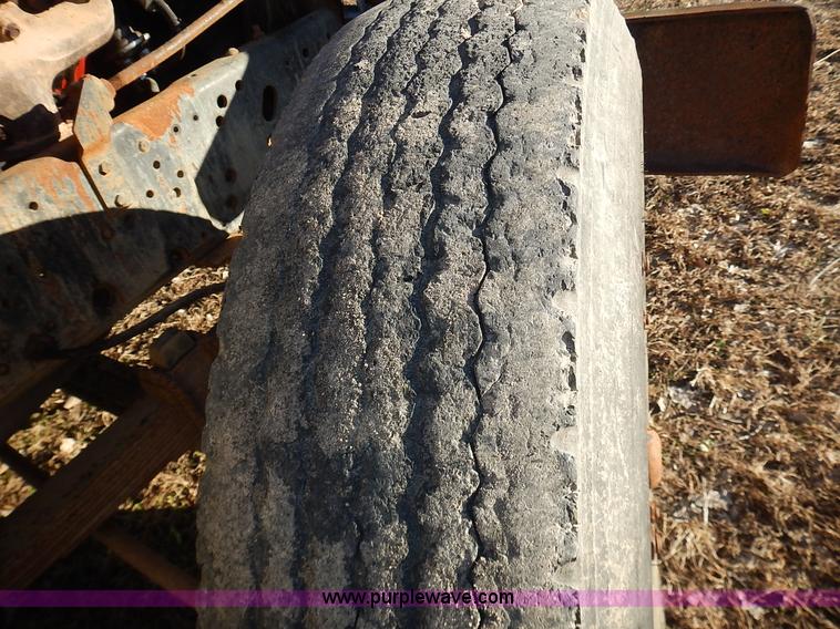 image for item L3590 1978 International Loadstar 1700 grain truck