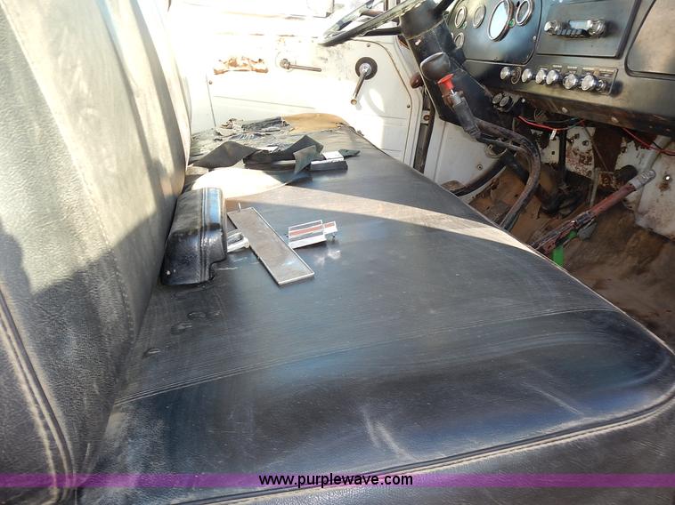 image for item L3590 1978 International Loadstar 1700 grain truck