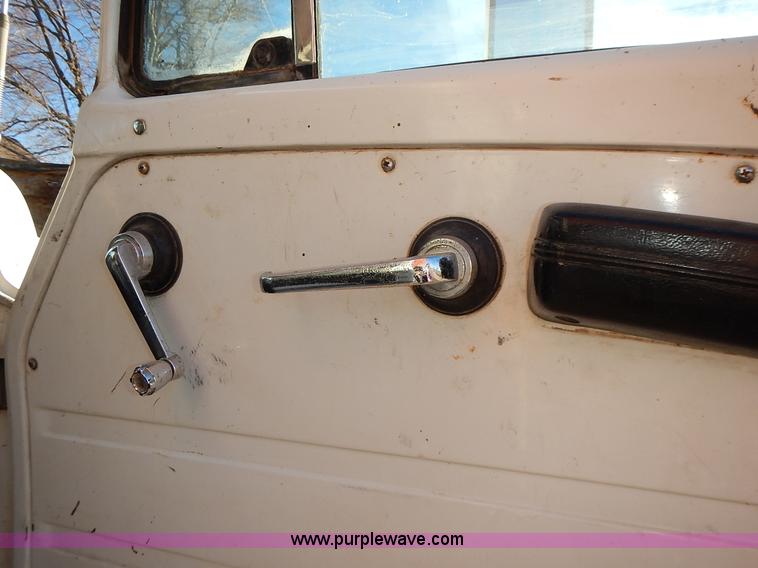 image for item L3590 1978 International Loadstar 1700 grain truck