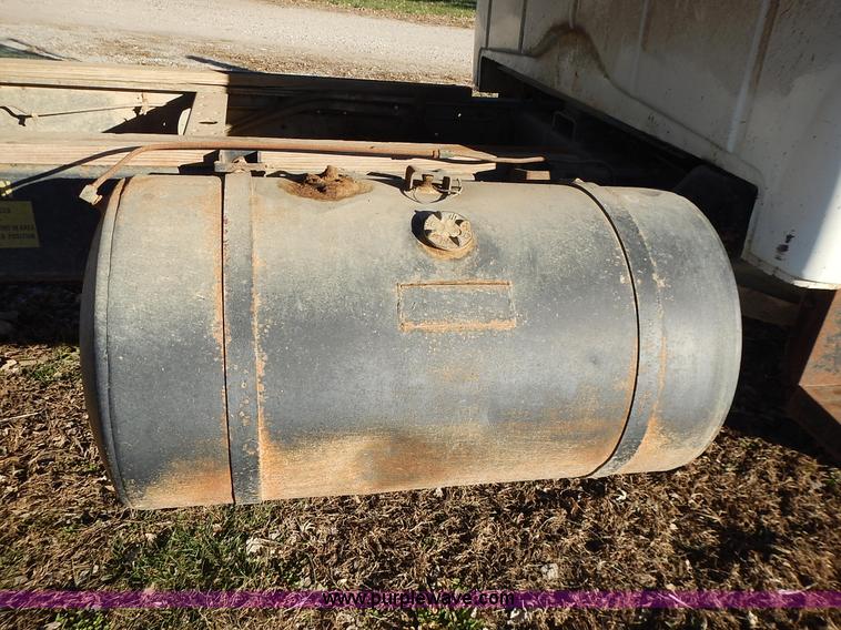 image for item L3590 1978 International Loadstar 1700 grain truck